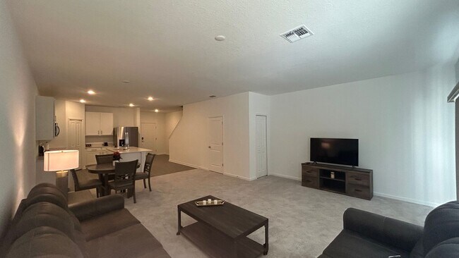Foto del edificio - New construction!! Private Furnished Guest Suite & Office in NW Gainesville