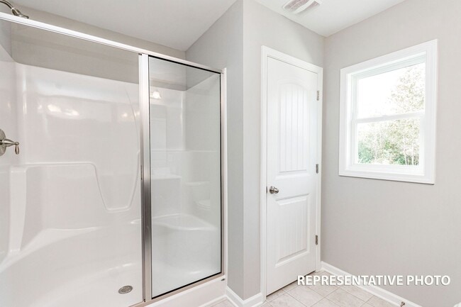 Building Photo - 3 Bedroom Triplex in Smithfield!