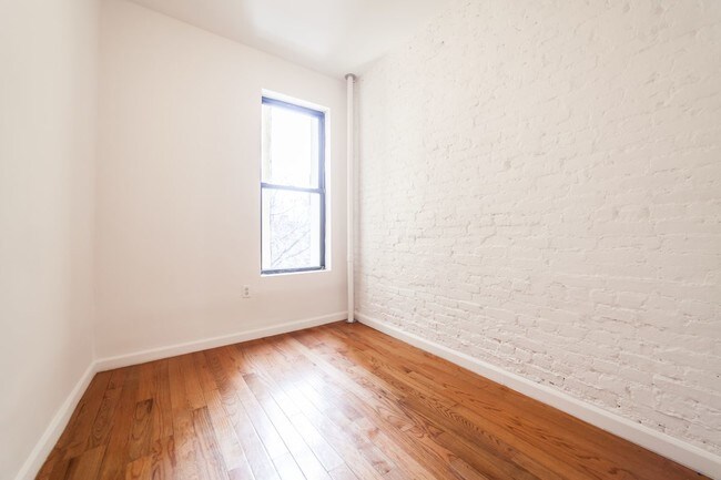 Building Photo - 174 Thompson St