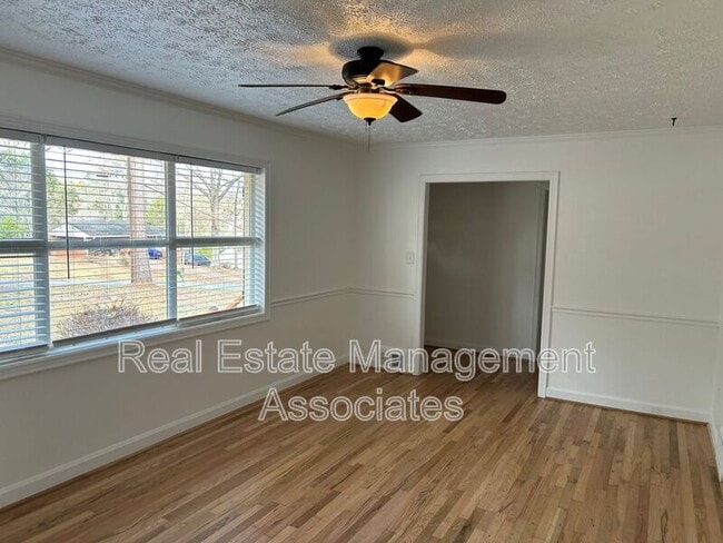 Building Photo - 216 Hillandale Dr