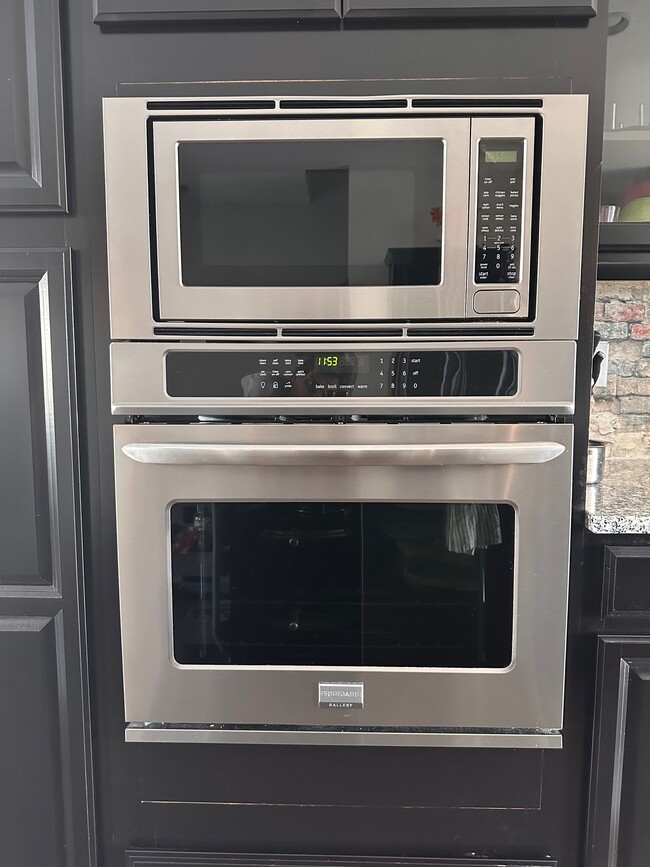 Microwave Oven - 2001 John Deere Ln