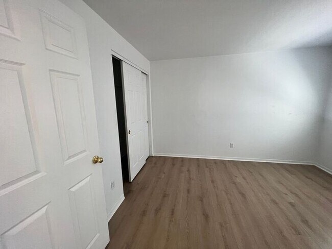 Building Photo - 1585 Roma Ct