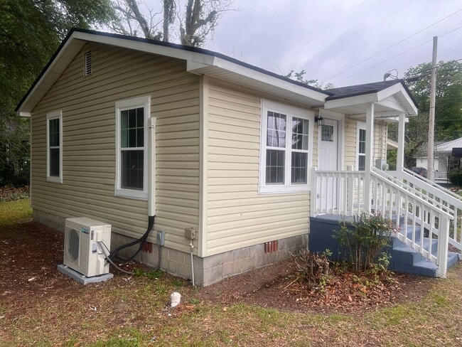 Building Photo - One Bedroom /One Bath House