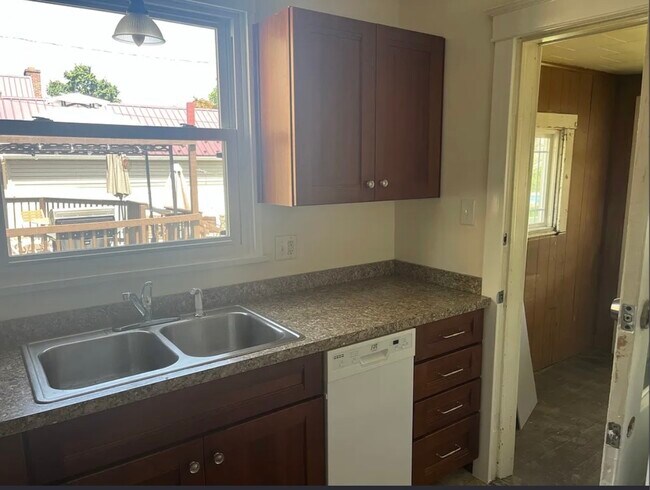 Foto del edificio - 328 Clayton Ave