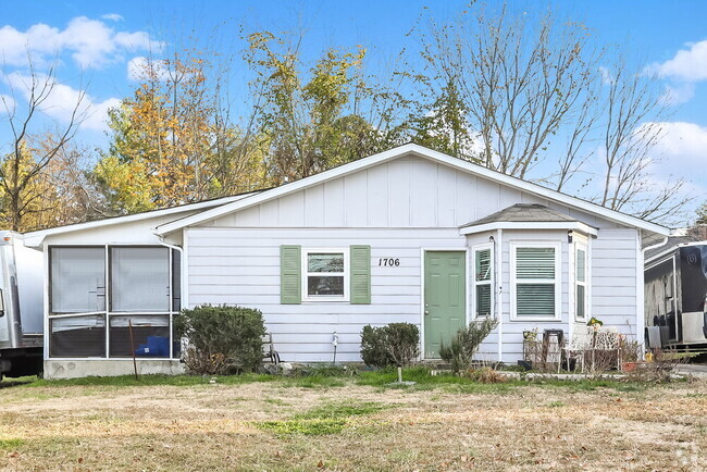 Building Photo - 1706 Chenault Dr