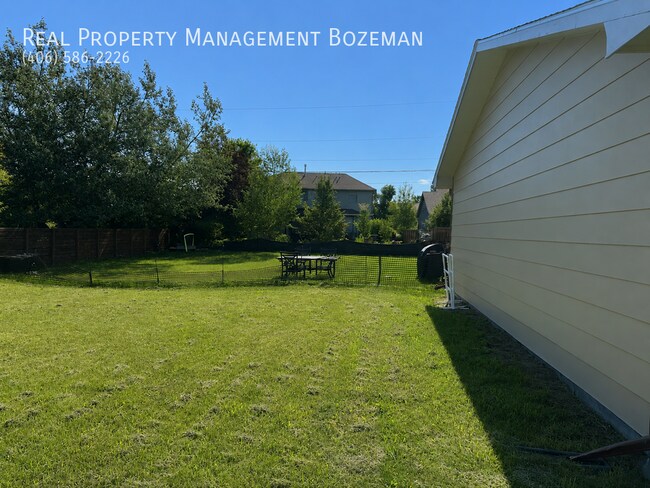 Building Photo - 210 Valley Dr