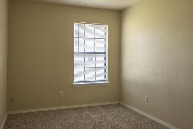 Building Photo - 400 S Greengate Dr