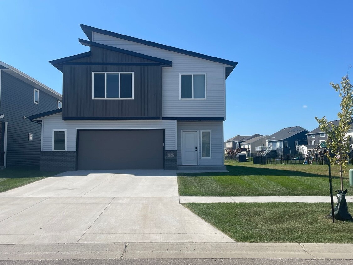 Foto principal - Single Family Home 4bed/3bath 2 stall garage