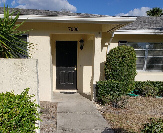 Carlyle at the Villages of Palm Aire Apartments for Rent with a Yard Sarasota, FL 1 Rentals