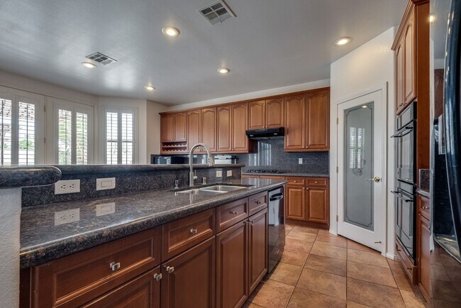 Foto del edificio - Elegant 4-Bedroom Home with Spa, Balcony &...