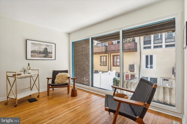 Building Photo - 1124 1/2 Lombard Street Unit