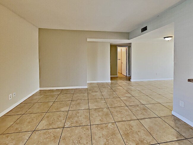 Building Photo - 5222 W Maui Ln