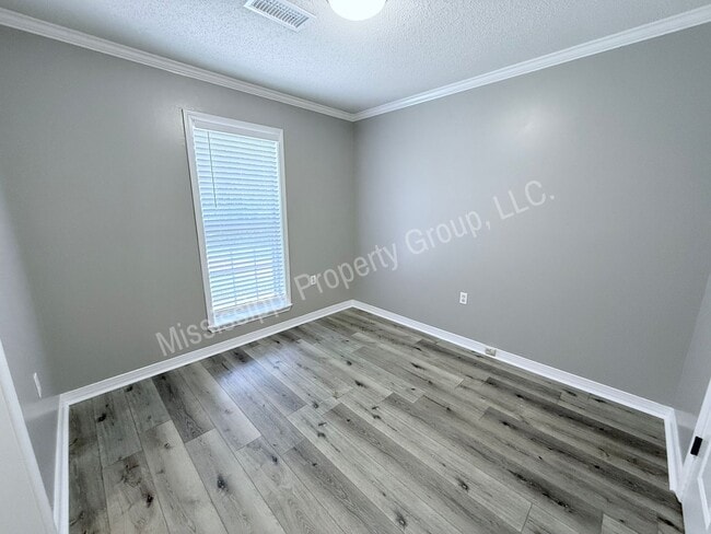 Building Photo - 2112 Harris Dr
