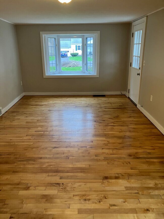 Building Photo - Updated Kitchen 3-4 bed ranch Mattydale