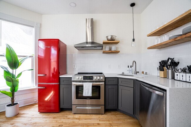 Foto del edificio - 4Bdrm Upper Flat of Eastside Duplex Fully ...