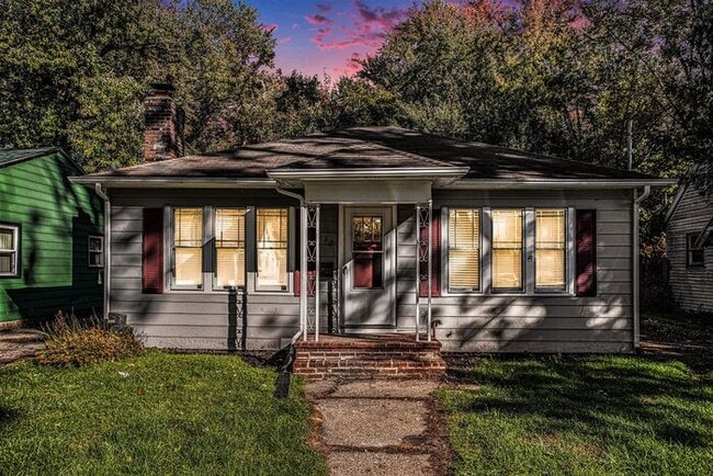 Building Photo - $1395- 2 Bedroom home, Renovated - Ask about our security deposit alternative!