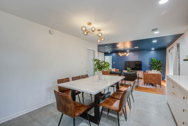 Building Photo - 9515 Meadowglen Ln