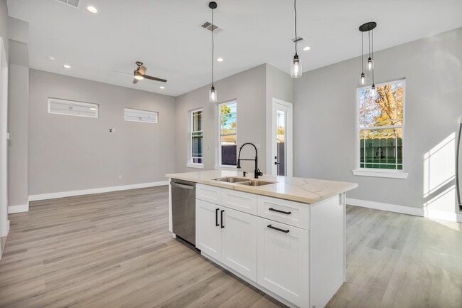 Building Photo - 4924 Winnetka St