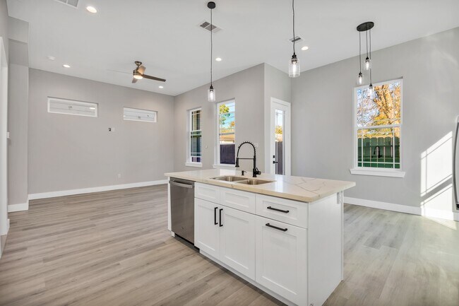 Foto del edificio - 4924 Winnetka St