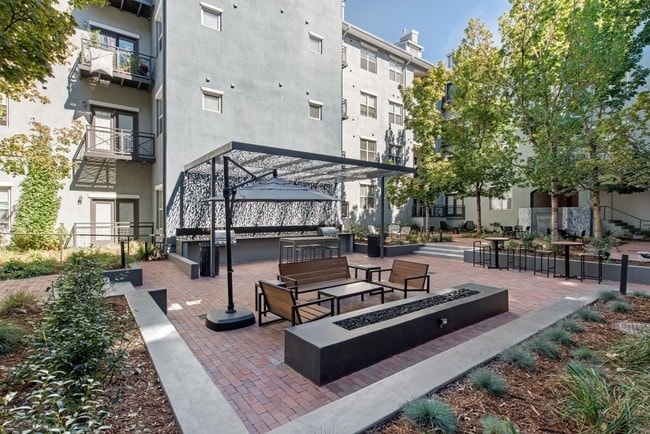 Foto del edificio - Uptown Square Apartment Homes
