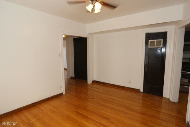Building Photo - 3245 N Damen Ave