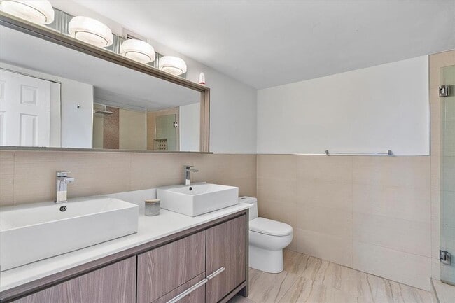 Building Photo - South Ocean Drive, Hallandale Beach, FL 33...