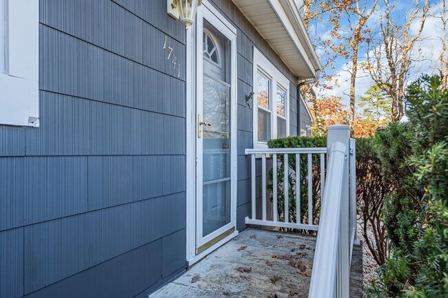 Foto del edificio - 1741 Lakeside Dr S
