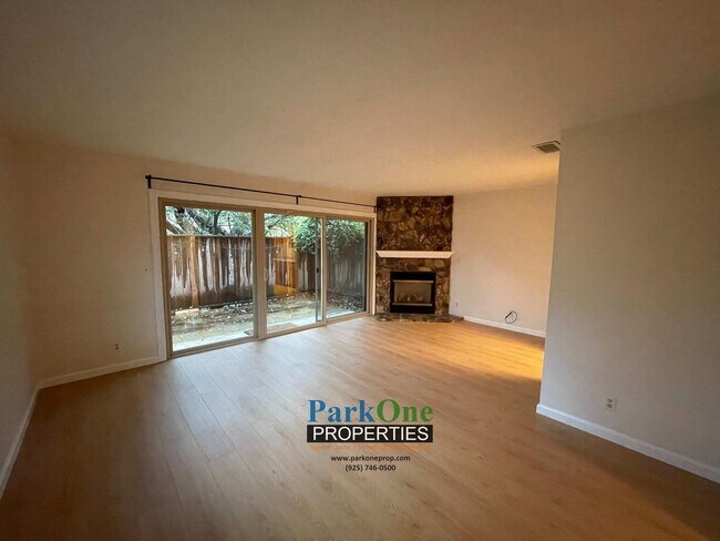 Foto del edificio - Cozy Skywest Townhome