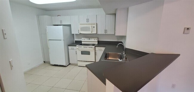 Foto del edificio - 8781 Wiles Rd