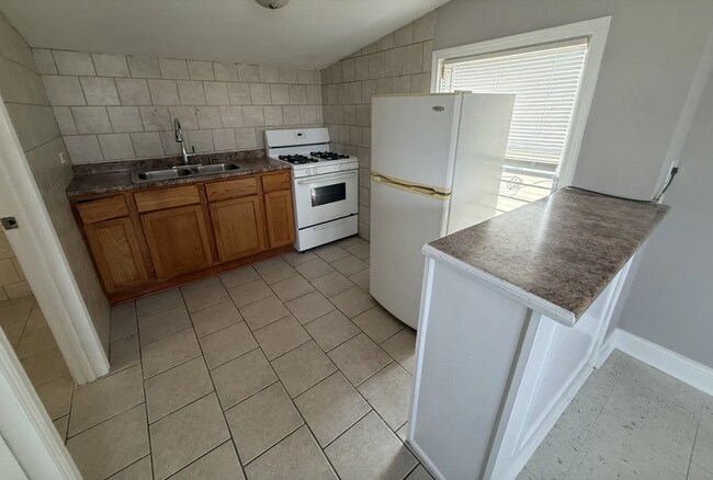 Foto del edificio - 2349 N Lorel Ave