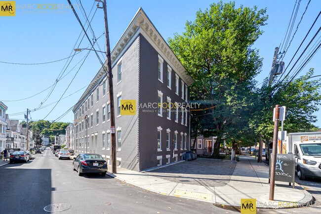 Building Photo - 40 Brackett St