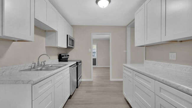 Building Photo - 4 bedroom 1 bath