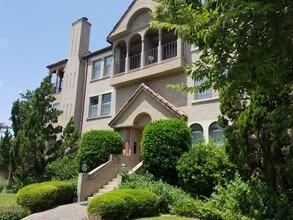 Building Photo - 1704 West Ave