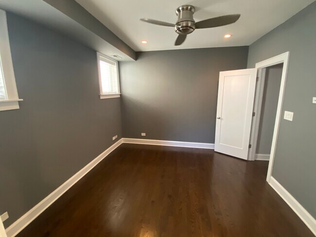 Building Photo - 907 W Wrightwood Ave