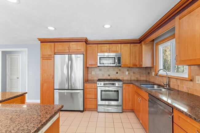 Foto del edificio - 77 Colonial Rd