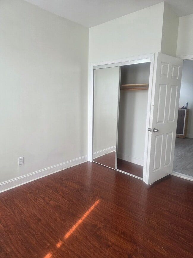 Building Photo - 355