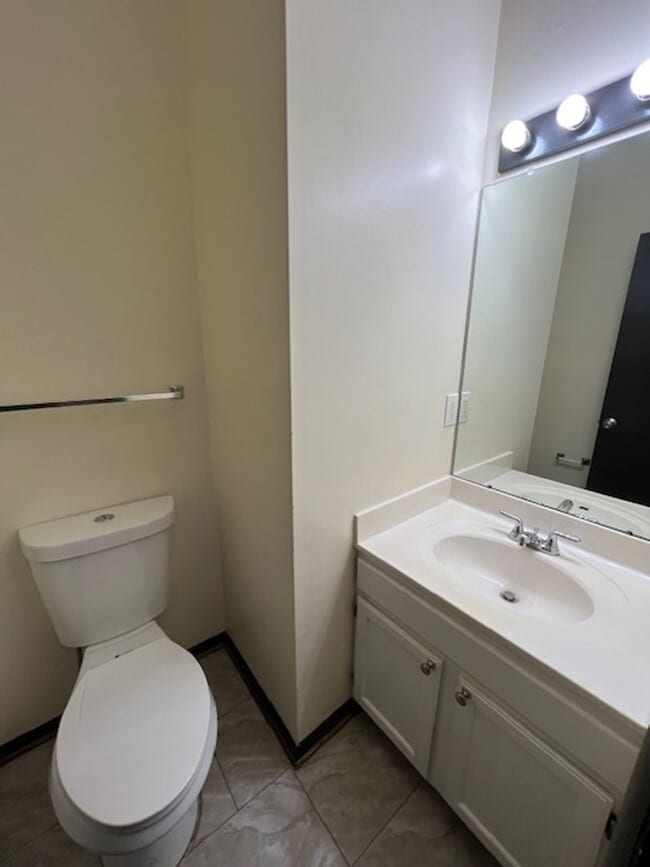 Foto del edificio - SPACIOUS RENOVATED TH IN FOREST BROOKE
