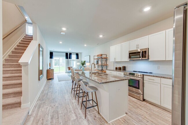 Building Photo - Stunning in Spring Hill
