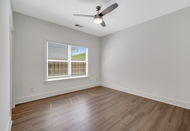 Foto del edificio - Split plan with bonus office/hobby room!