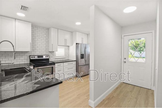 Foto del edificio - 4722 Lakeside Cir