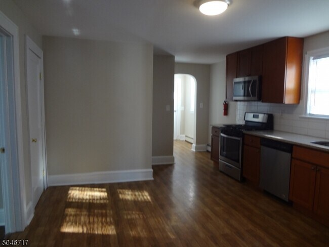 Building Photo - 629 Stirling Pl