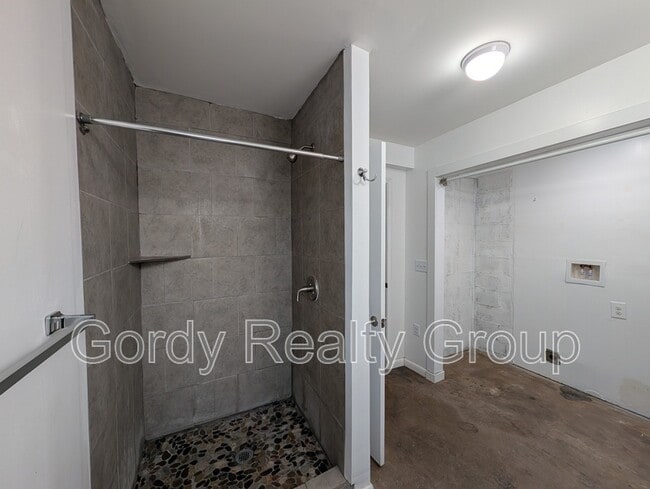 Building Photo - 2807 Bertram St