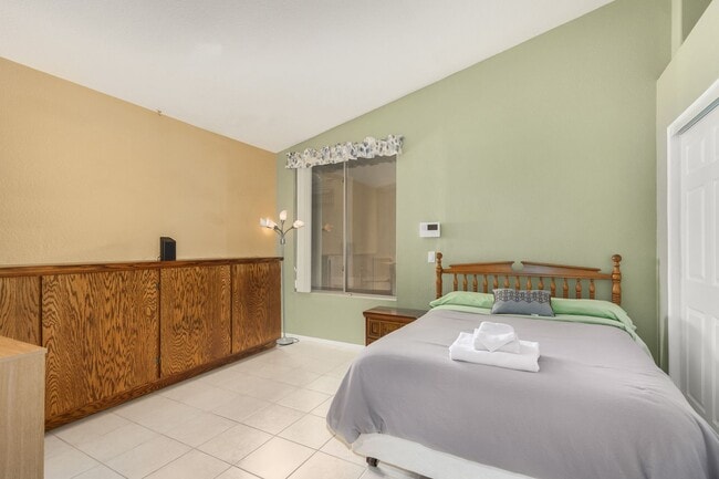 Building Photo - Spectacular 5 bdrm Home, OFFERS SOLAR ELECTRIC!