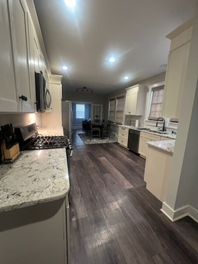 Foto del edificio - Furnished  Brick Home