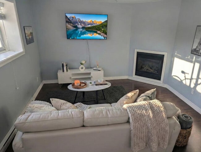 Building Photo - 5055 Chem. du Souvenir