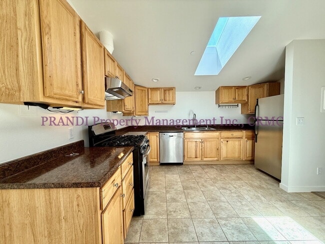 Building Photo - Top Floor Unit With Bonus Room in Gerstle ...