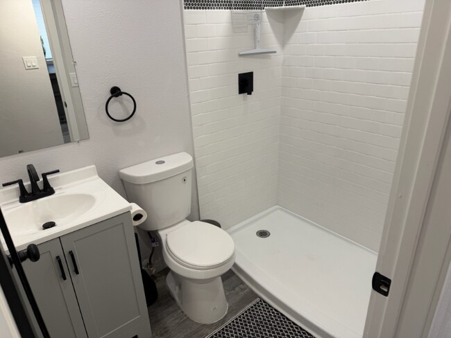 Foto del edificio - 800 W 10th St