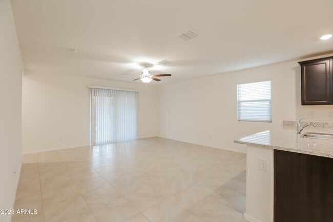 Foto del edificio - 8976 S 253rd Ave