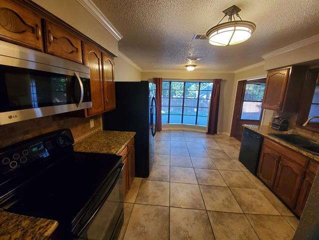 Building Photo - 820 Lake Forest Ct