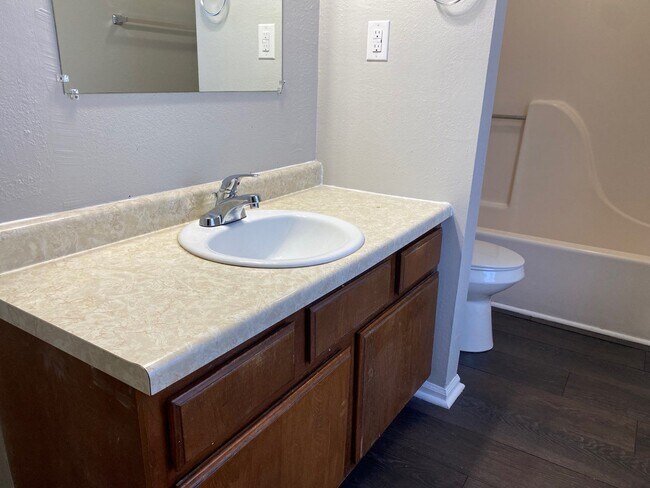 Foto del edificio - 294 Tinker Hill Cv